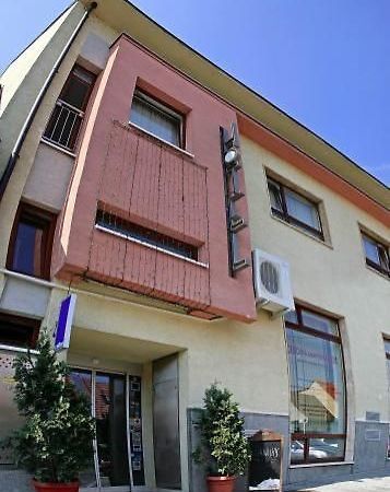 Hotel Maxim Свети-Юр Экстерьер фото