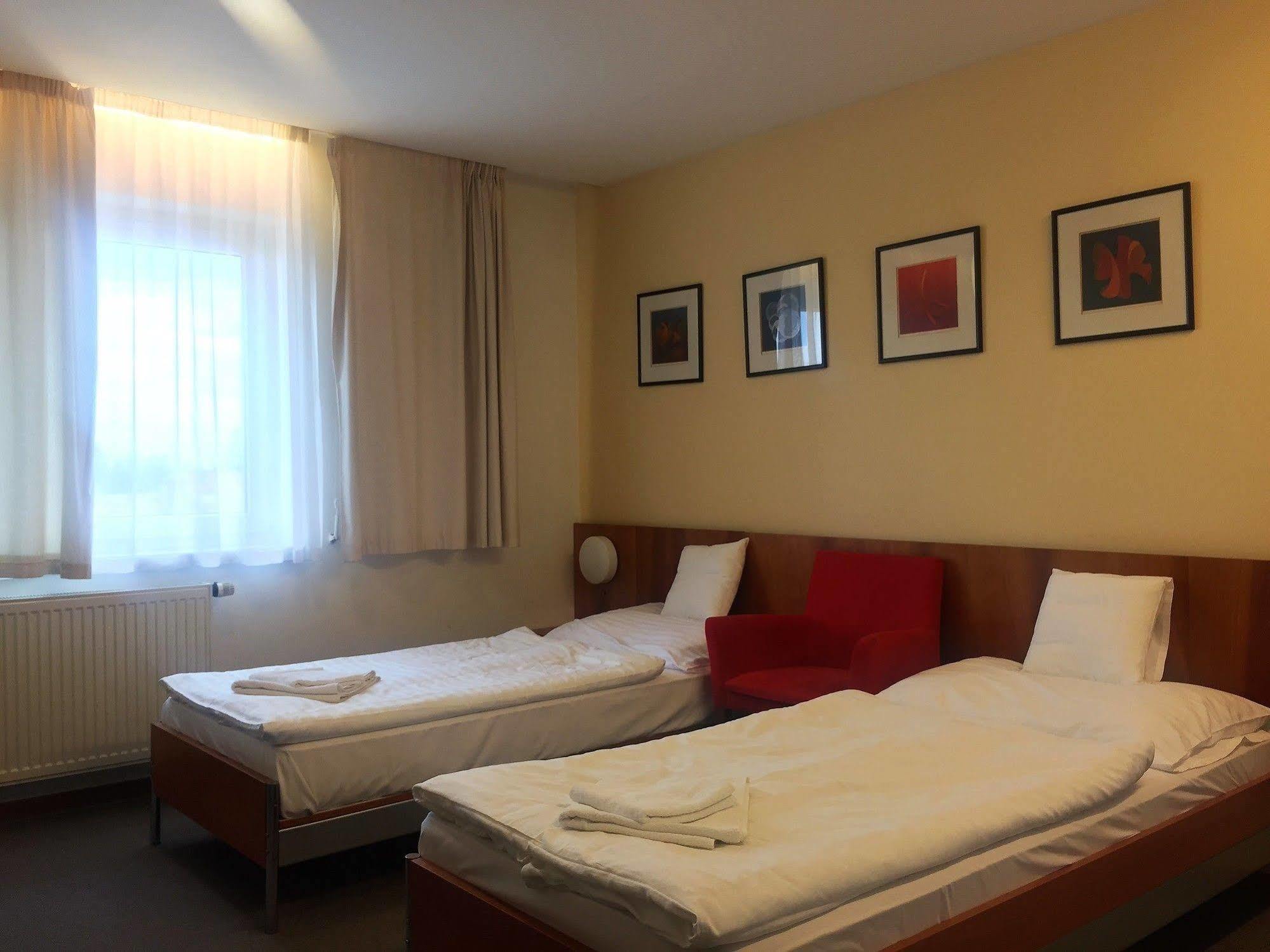 Hotel Maxim Свети-Юр Экстерьер фото